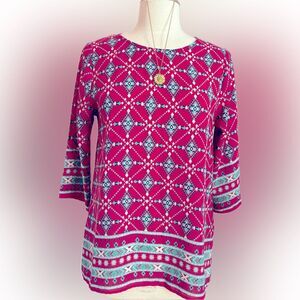 Like new! Boutique Everly adorable patterned flowy keyhole back top!